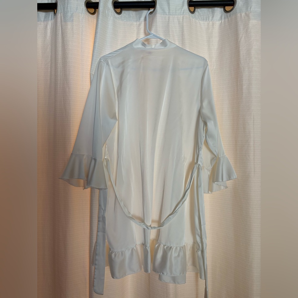 White Silky Robe 👰‍♀️ - Picture 4 of 8